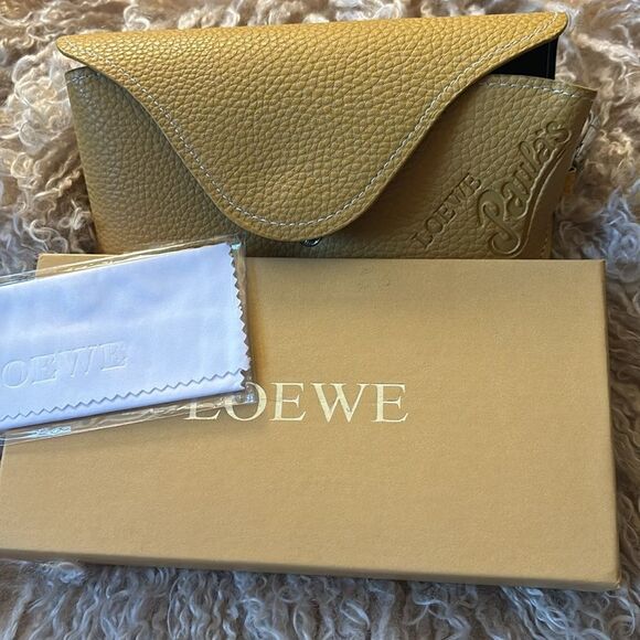 Loewe Paula Ibiza Flower
Shaped Sunglasses in Black / New in Box and Case - Picture 10 of 10